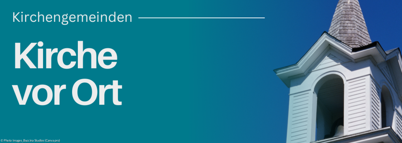 Kirchturm vor blauem Himmel