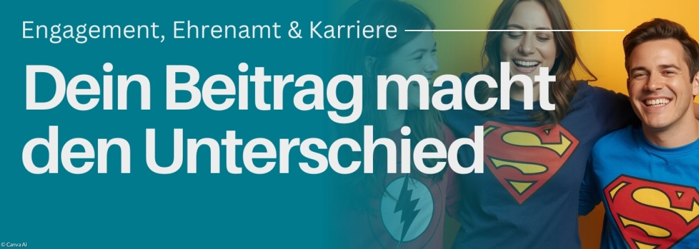 Zwei Frauen und ein Mann, die in einer Reihe stehen und die Arme umeinander gelegt haben. Sie tragen alle blaue Shirts mit Superman-Logo darauf.
