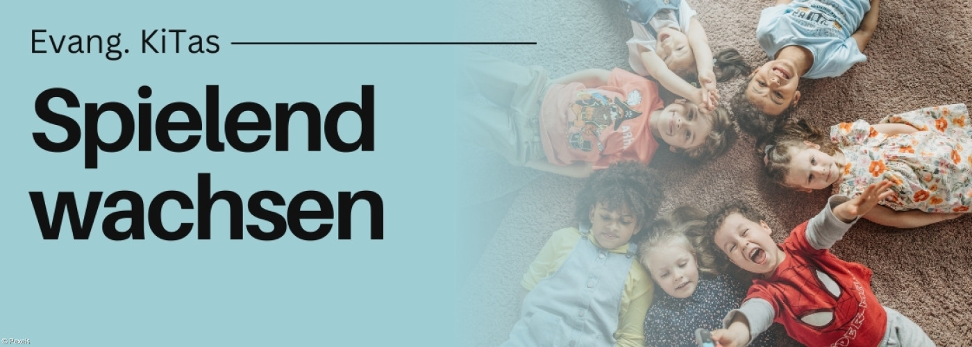 Man sieht Kinder, die im Kreis auf dem Boden liegen, mit den Köpfen in die Mitte. Darüber steht: Spielend wachsen