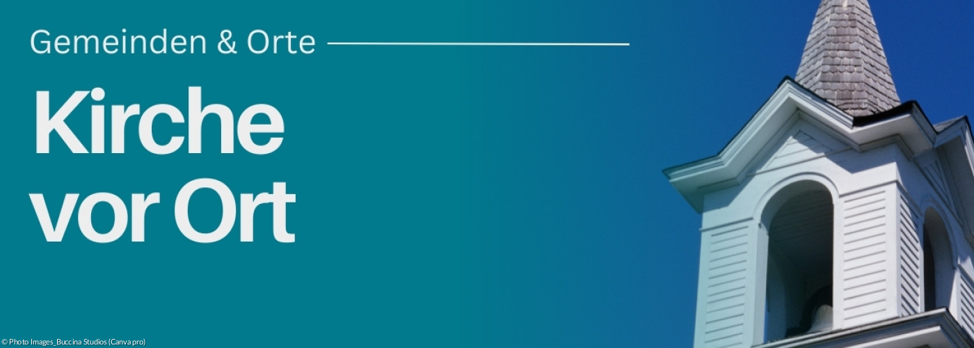 Kirchturm vor blauem Himmel