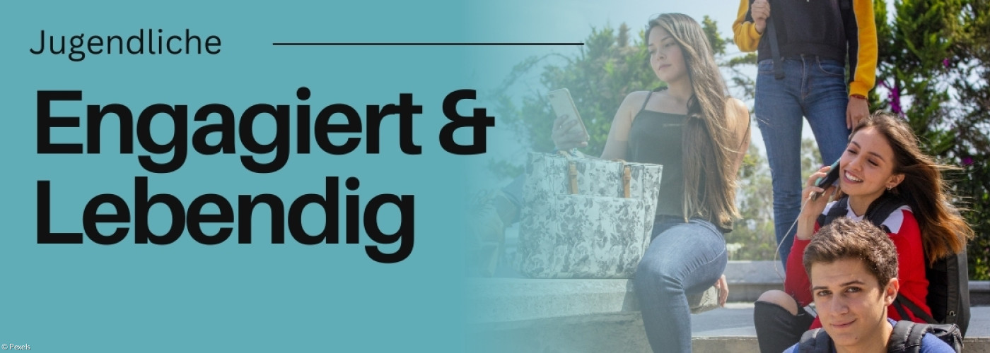 Jugendliche sitzen auf einer Treppe. Handys in der Hand.