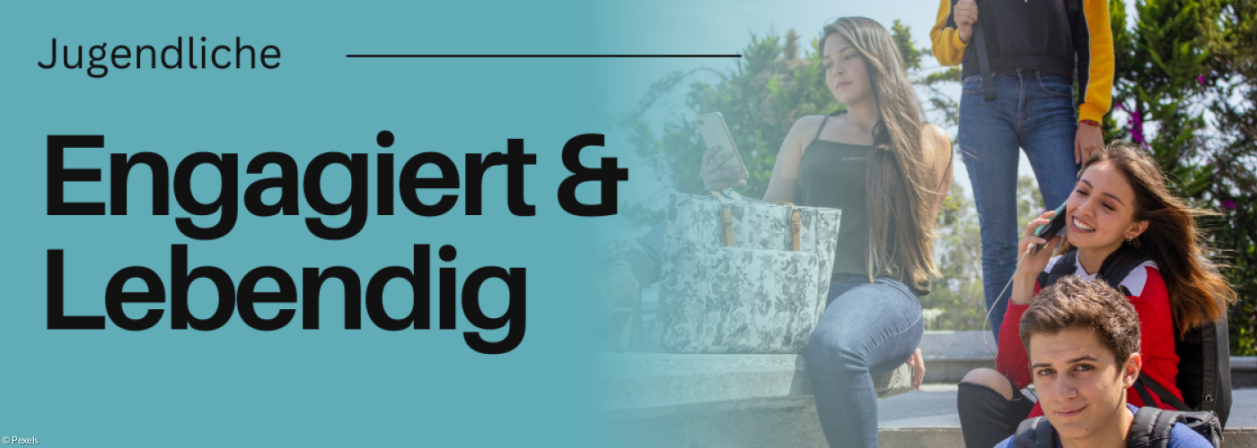 Vier Jugendliche, die auf Treppen sitzen.