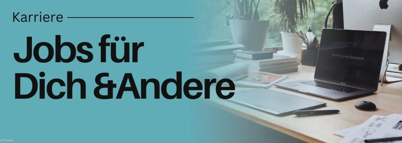 Schreibtisch mit Laptop darauf.