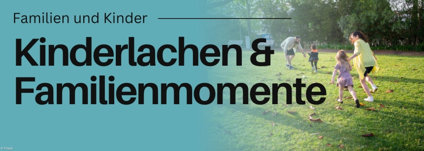 Kinder und Erwachsene spielen auf einer Wiese.