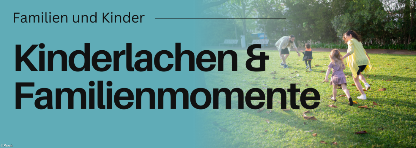 Kinder und Erwachsene spielen auf einer Wiese.