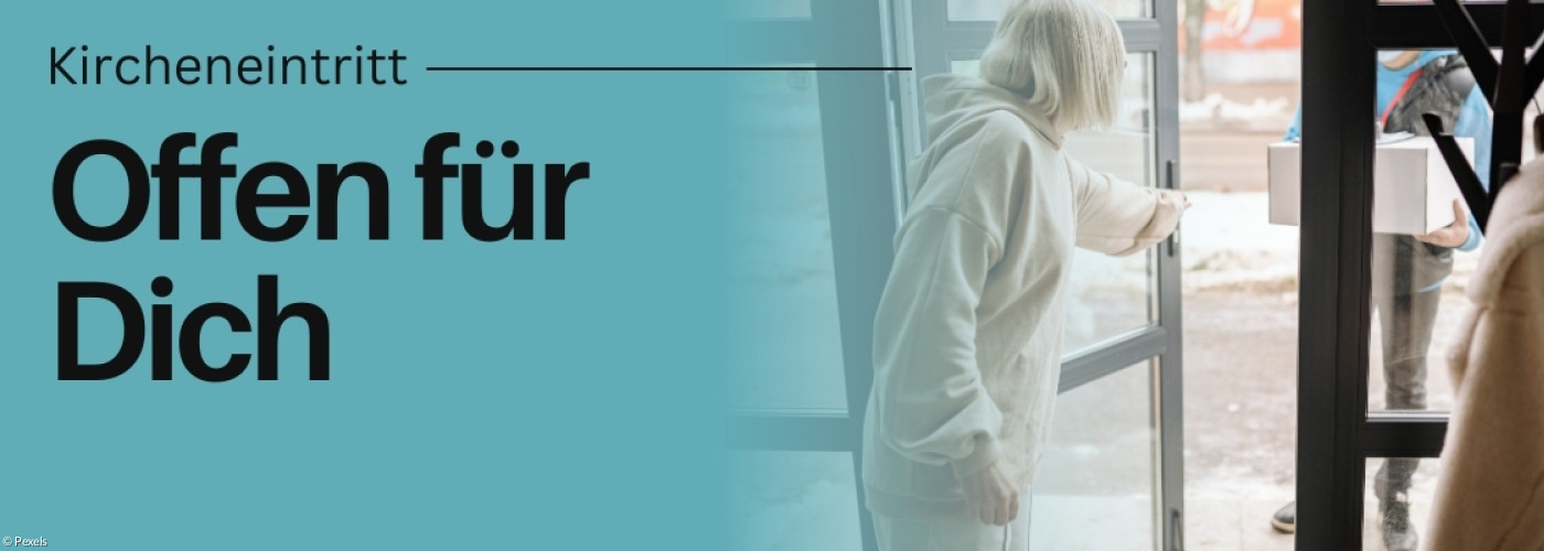 Eine Frau öffnet eine Glastür und lässt jemand anderen hinein.