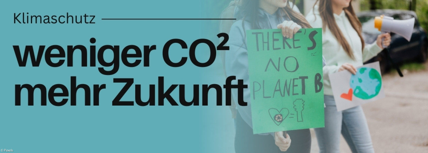 2 Frauen mit Plakaten auf denen steht. There ist no Planet B und Zeichnungen dazu.