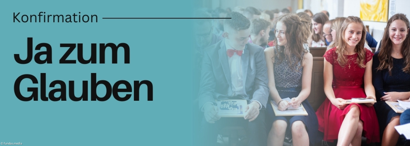 Jugendliche sitzen schick angezogen auf einer Kirchenbank.