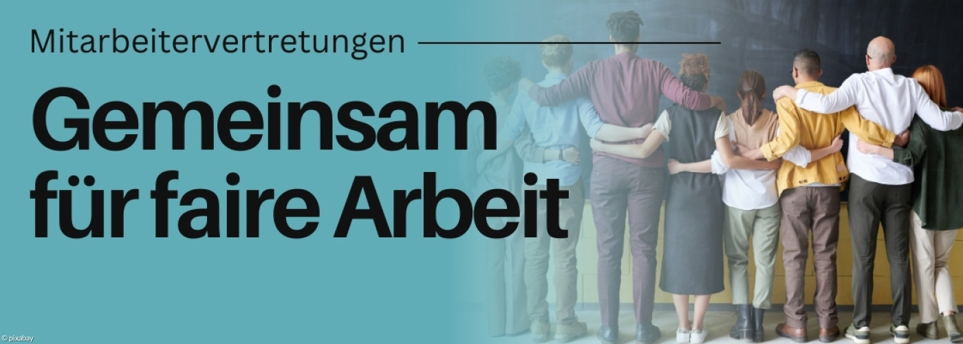 Leute, von hinten zu sehen, die in einer Reihe stehen und die Arme umeinander gelegt haben.
