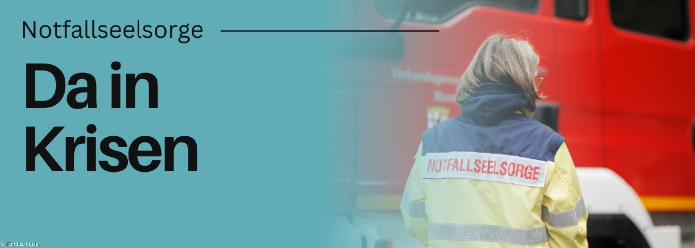 Eine Notfallseelsorgerin von hinten vor einem Feuerwehrauto.