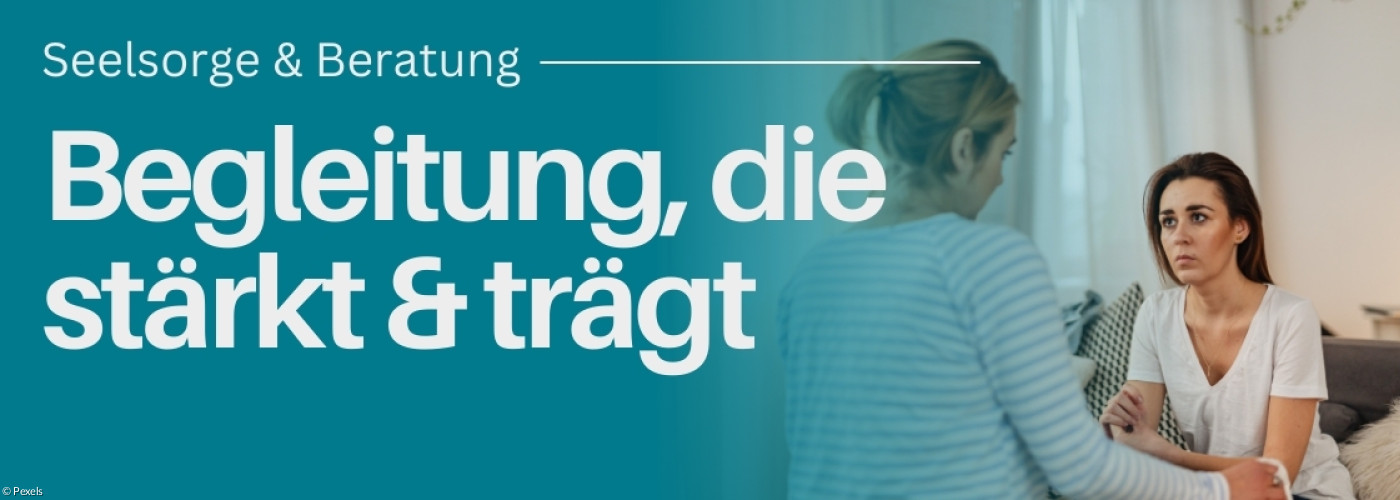 Zwei Frauen sitzen sich gegenüber in einem intensiven Gespräch.