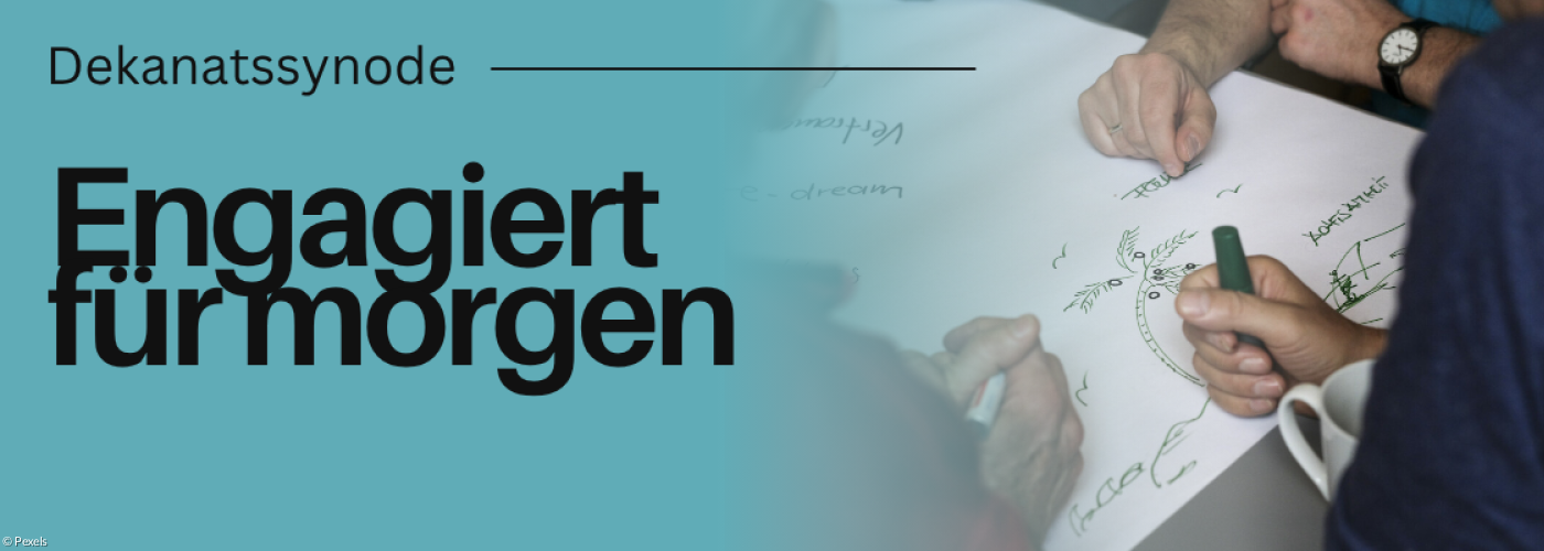 verschiedene Leute brüten gemeinsam über einer Flipchart.