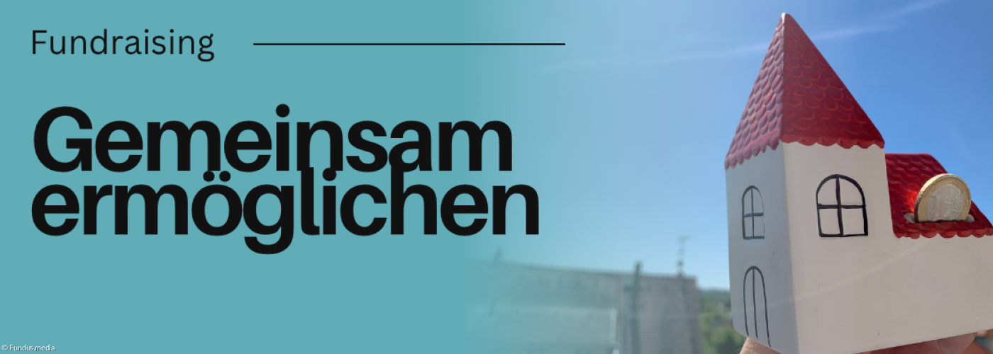 Kirche aus Porzellan und als Sparschwein in weiß mit rotem Dach.