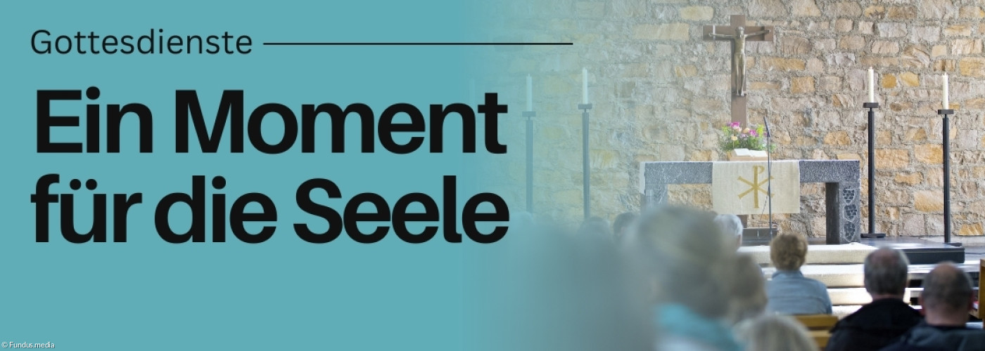 Blick auf einen Altar und Menschen in Bankreihen davor.