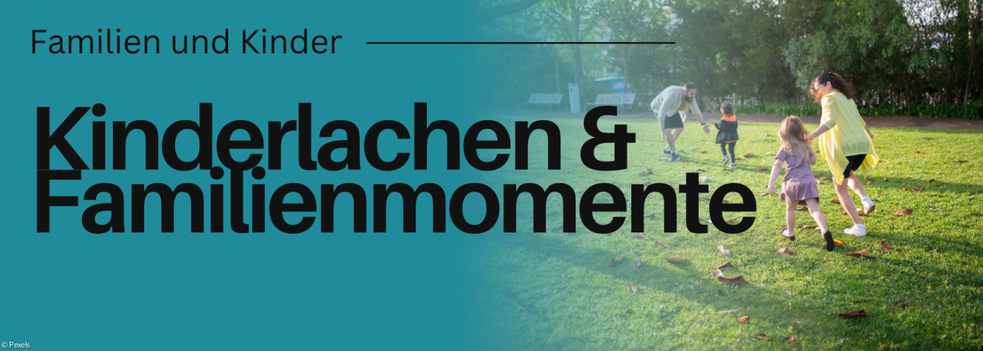 Kinder und Erwachsene spielen auf einer Wiese fangen.
