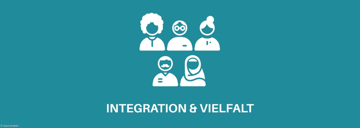 Icon in weiß vor Petrol Hintergrund mit verschiedenen Personen mit verschiedenen Frisuren und Geschlechtern. Darunter steht in weißen Großbuchstaben: Integration & Vielfalt.