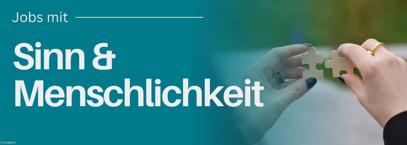 Man sieht zwei Hände, die zwei Puzzleteile in der Hand halten und diese aneinander halten.