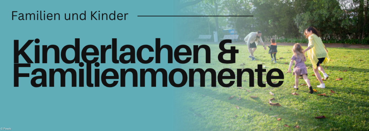 Erwachsene und Kinder laufen lachend über die Wiese.
