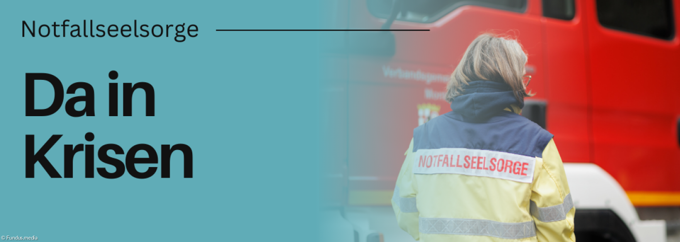 Notfallseelsorgerin vor Feuerwehrauto