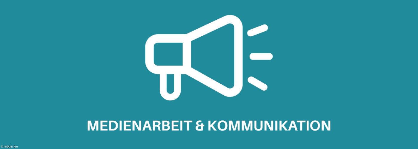 Icon in weiß Megafon. Darunter steht in weißen Großbuchstaben: Medienarbeit &  Kommunikation.