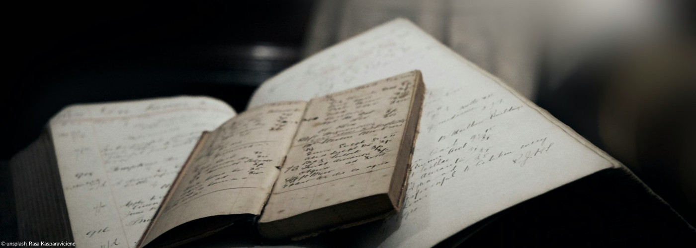 Alte Bücher aufgeschlagen auf einem Tisch