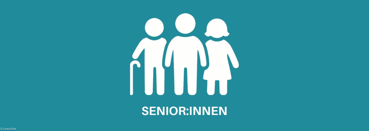 Icons in weiß drei Senior:innen, einer davon mit Gehstock. Darunter steht in weißen Großbuchstaben: Senior:innen