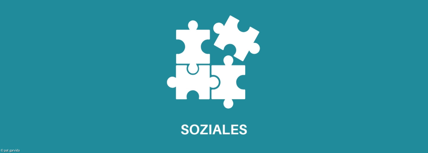 Icon in Weiß: Puzzleteile, die ineinandergreifen. Darunter steht in weißen Großbuchstaben: Soziales.