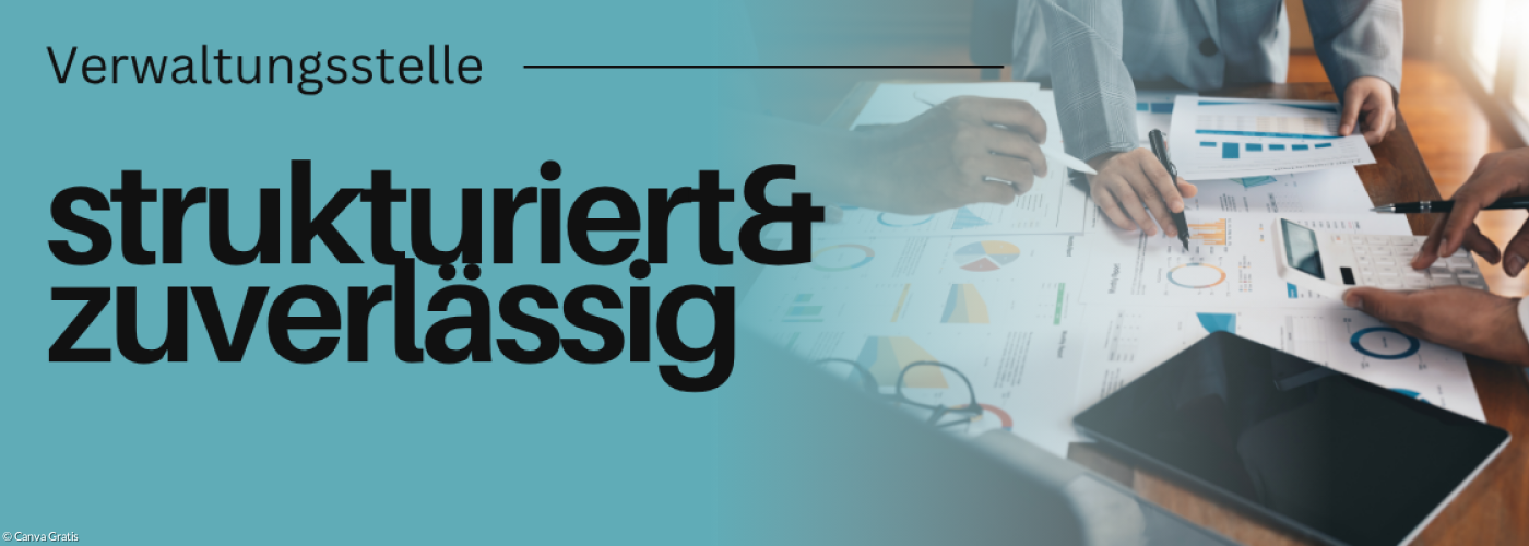 Tisch mit verschiedenen Personen außenherum, von ihnen sieht man nur Hände. Auf dem Tisch sind verschiedene Unterlagen zu sehen.