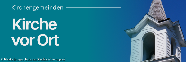 Kirchturm vor blauem Himmel