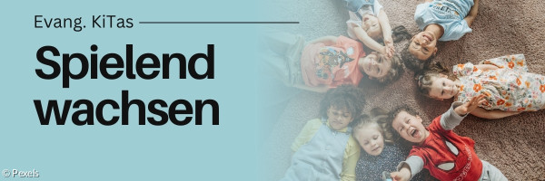 Man sieht Kinder, die im Kreis auf dem Boden liegen, mit den Köpfen in die Mitte. Darüber steht: Spielend wachsen