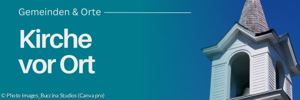 Kirchturm vor blauem Himmel