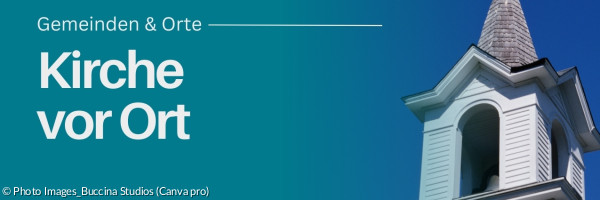 Kirchturm vor blauem Himmel