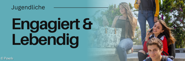 Vier Jugendliche, die auf Treppen sitzen.