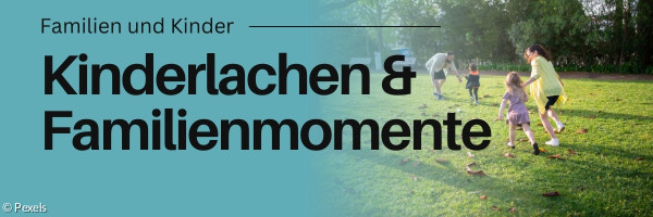 Kinder und Erwachsene spielen auf einer Wiese.