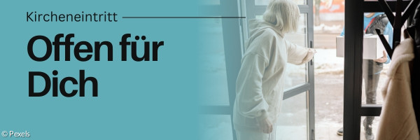 Eine Frau öffnet eine Glastür und lässt jemand anderen hinein.