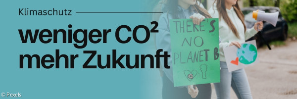 2 Frauen mit Plakaten auf denen steht. There ist no Planet B und Zeichnungen dazu.
