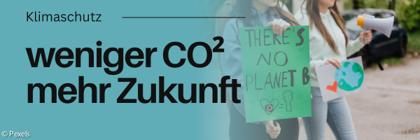 2 Frauen mit Plakaten auf denen steht. There ist no Planet B und Zeichnungen dazu.