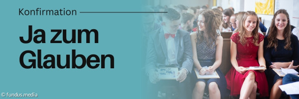 Jugendliche sitzen schick angezogen auf einer Kirchenbank.