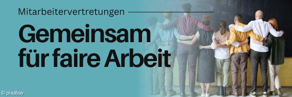 Leute, von hinten zu sehen, die in einer Reihe stehen und die Arme umeinander gelegt haben.