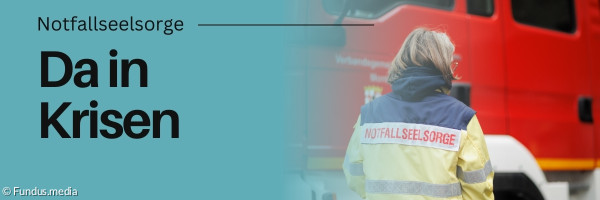 Eine Notfallseelsorgerin von hinten vor einem Feuerwehrauto.