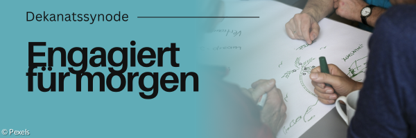 verschiedene Leute brüten gemeinsam über einer Flipchart.
