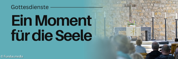 Blick auf einen Altar und Menschen in Bankreihen davor.