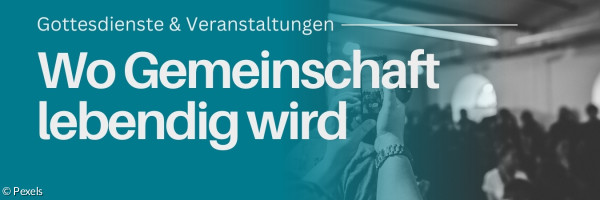 Veranstaltung mit Menschen im Hintergrund und im Vordergrund eine Hand mit Handy, das ein Foto macht.