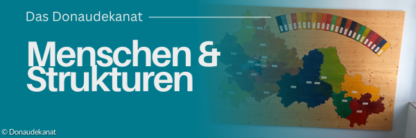 Wandbild aus Holz. Darauf sind die Umrisse des Donaudekanats und der einzelnen Kirchengemeinden zu sehen,