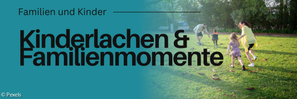 Kinder und Erwachsene spielen auf einer Wiese fangen.