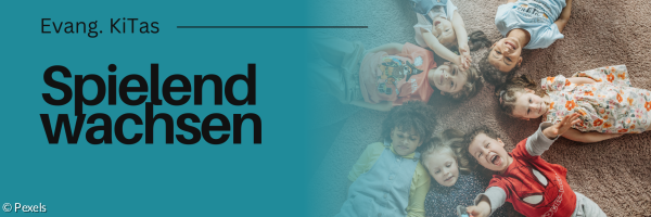 Man sieht Kinder, die im Kreis auf dem Boden liegen, mit den Köpfen in die Mitte. Darüber steht: Spielend wachsen.