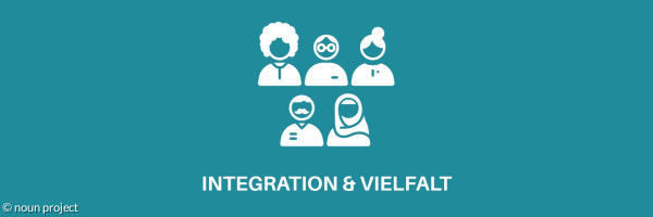 Icon in weiß vor Petrol Hintergrund mit verschiedenen Personen mit verschiedenen Frisuren und Geschlechtern. Darunter steht in weißen Großbuchstaben: Integration & Vielfalt.