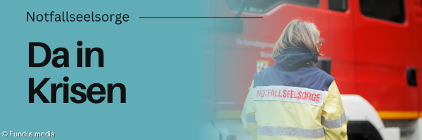 Notfallseelsorgerin vor Feuerwehrauto