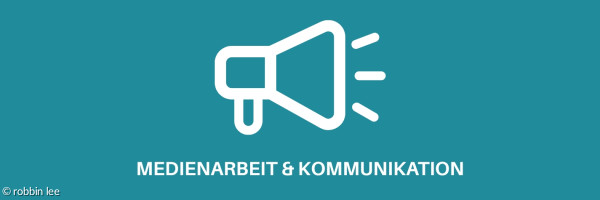 Icon in weiß Megafon. Darunter steht in weißen Großbuchstaben: Medienarbeit &  Kommunikation.