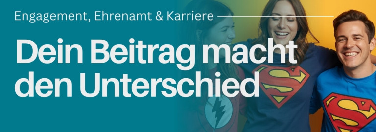 Zwei Frauen und ein Mann, die in einer Reihe stehen und die Arme umeinander gelegt haben. Sie tragen alle blaue Shirts mit Superman-Logo darauf.